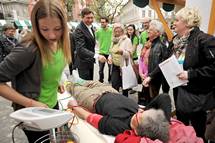 23. 4. 2014, Ljubljana – Predsednik republike Borut Pahor se je na Preernovem trgu udeleil dogodka Krog zdravja, ki ga organizirajo v Drutvu tudentov medicine Slovenije v okviru projekta Misli na srce. (STA/Tamino Petelinsek)